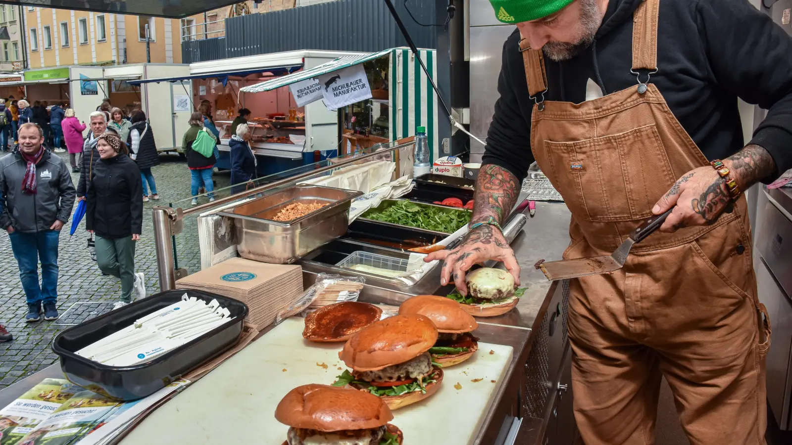 Guiseppe Messina bietet in seinem Foodtruck auf dem Amberger Bauernmarkt frische Burger an, um für Regionalität und Bio-Lebensmittel zu sensibilisieren.  (Bild: Stephan Huber)