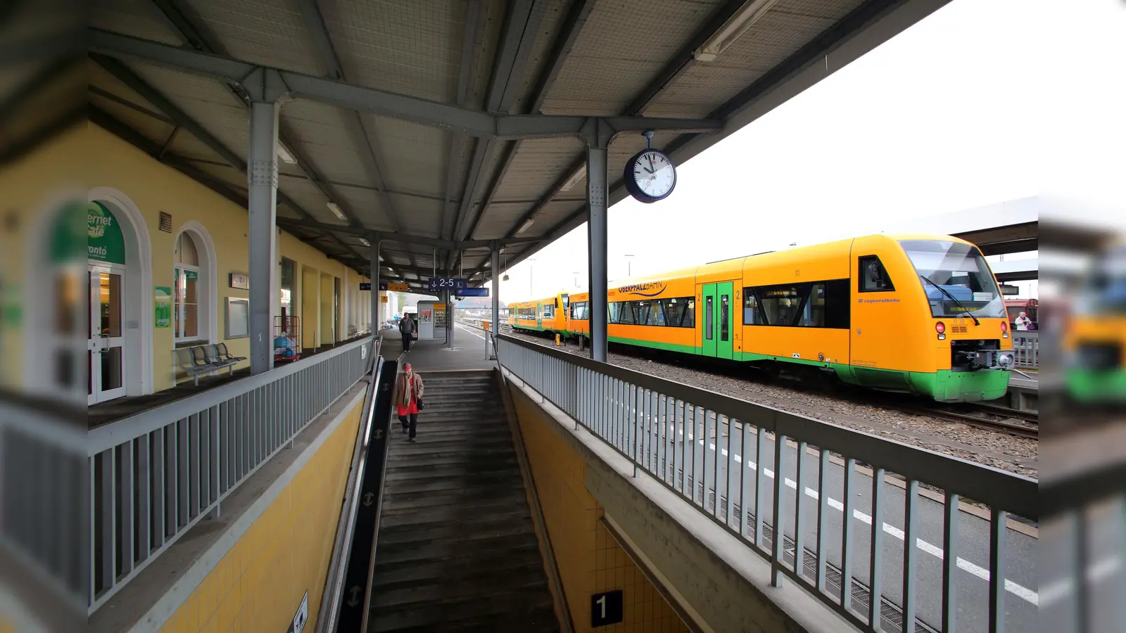 Zwischen Schwandorf (Bild) und Regensburg fallen die Züge der Oberpfalzbahn-Linie RE 23 noch bis einschließlich Montag, 11. Dezember, vollständig aus.  (Archivbild: Götz)