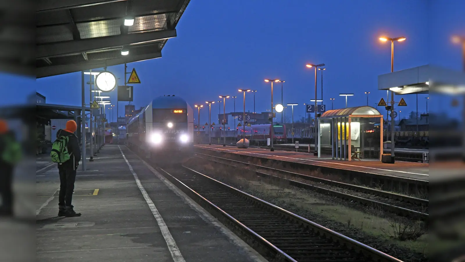 Ab 10. Dezember gibt es eine zusätzliche Zugverbindung in den Morgenstunden von Bayreuth nach Weiden. Hier werden zukünftig nur noch die roten DB-Züge fahren, nicht wie auf dem Foto der Alex.  (Symbolbild: Gabi Schönberger)