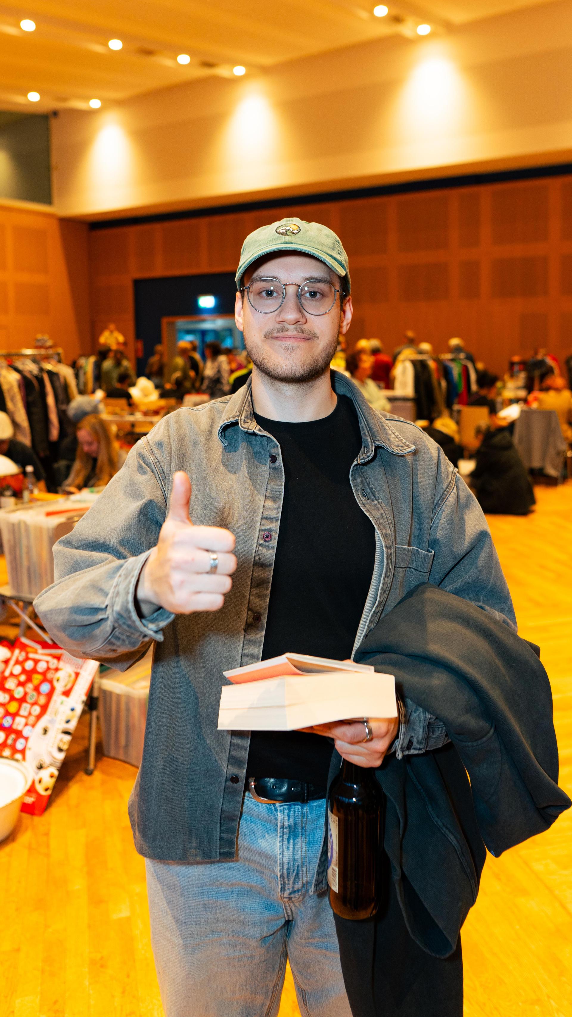 Beim Nachtflohmarkt am Freitag in Neustadt/WN herrschte bis 22 Uhr reges Treiben. (Bild: Hannes Stock)