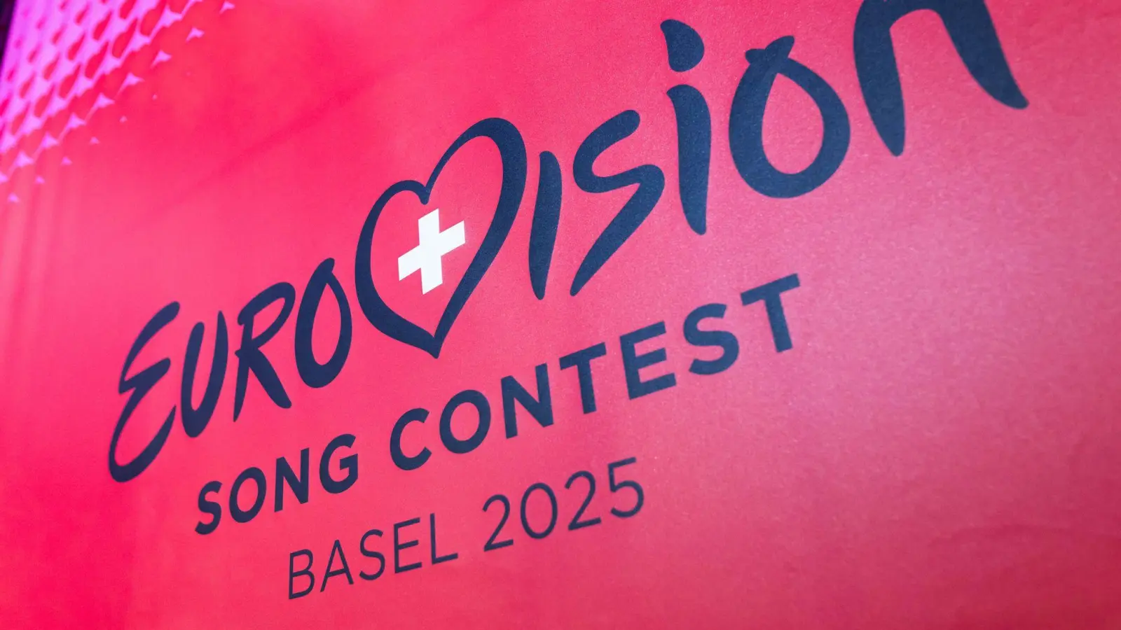 Tommy Cash, ein Rapper aus Estland, sorgt mit seinem ESC-Beitrag in Italien für einige Empörung. (Symbolbild) (Bild: Philipp von Ditfurth/dpa)