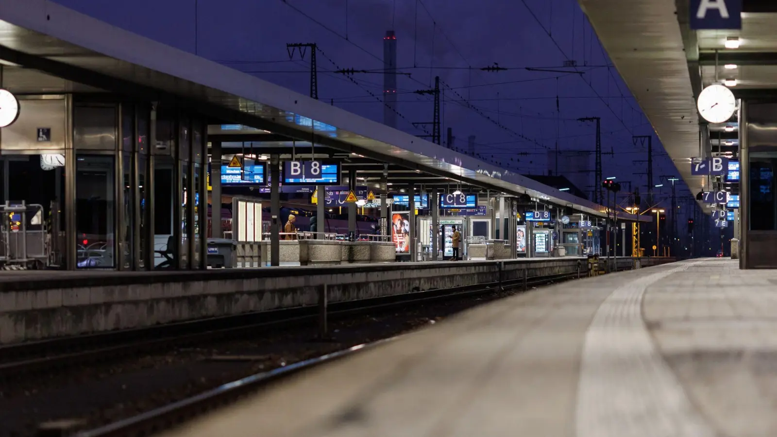 Bahnsteige am Hauptbahnhof in Nürnberg. (Bild: Daniel Karmann/dpa)