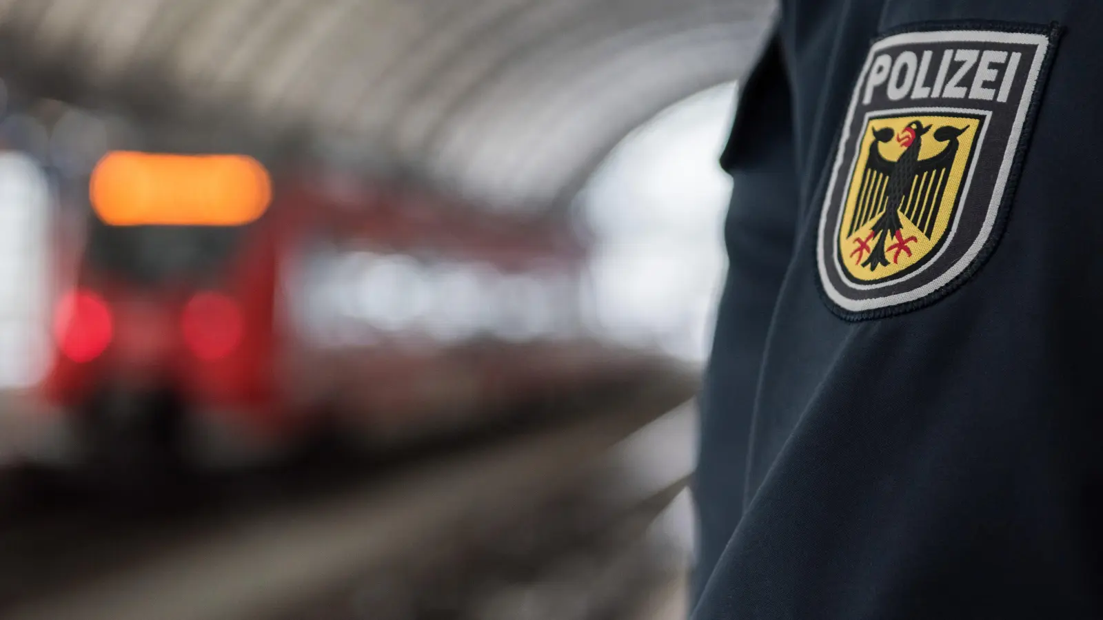 Eine 25-jährige Frau attackiert Bundespolizisten am Bahnhof Weiden. (Symbolbild: Bundespolizei)