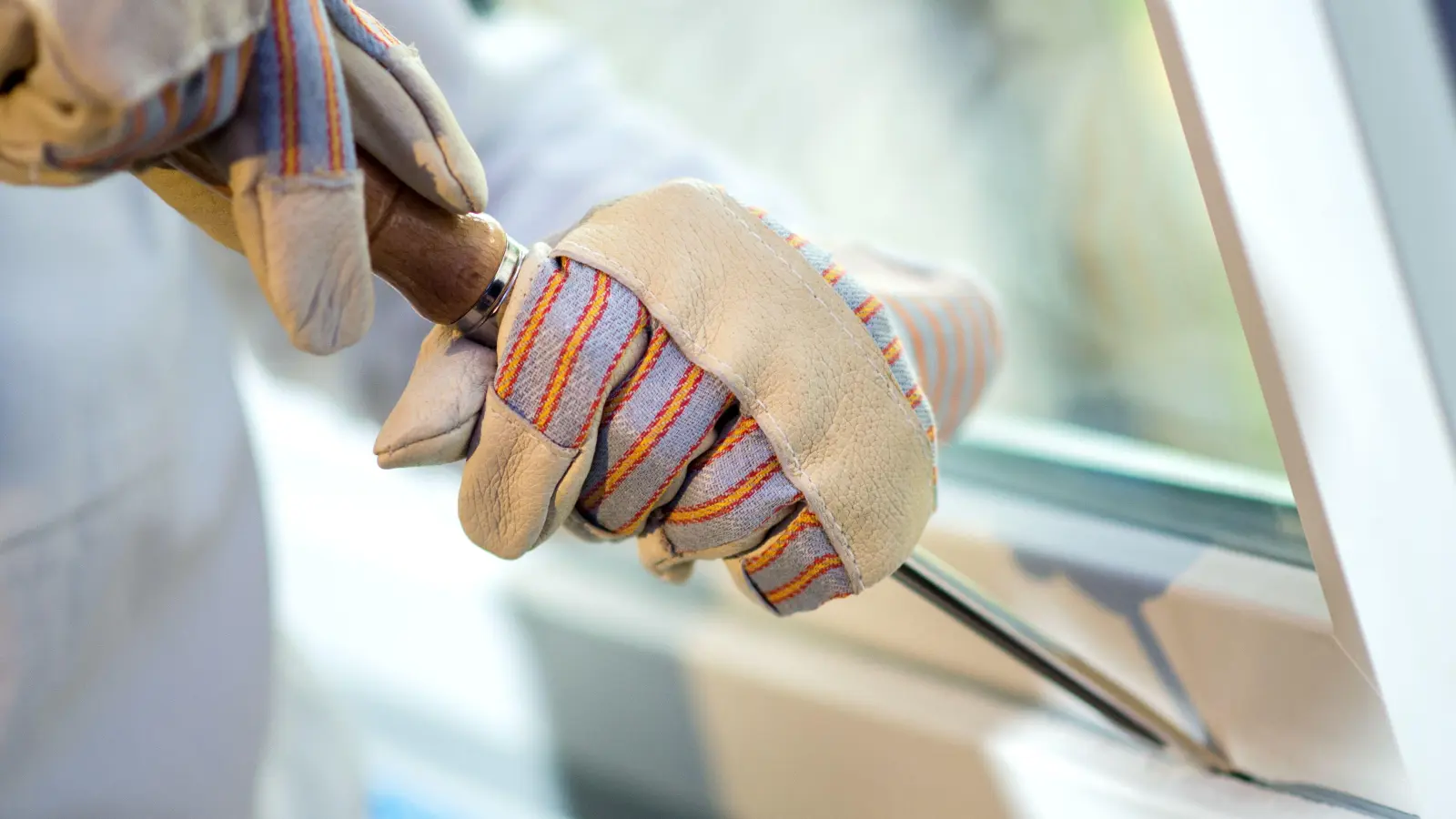Einbrecher hatten versucht in eine Bäckerei in Schlammersdorf einzudringen. Nun ist die Polizei auf der Suche nach den Tätern.  (Symbolbild: Hauke-Christian Dittrich/dpa)