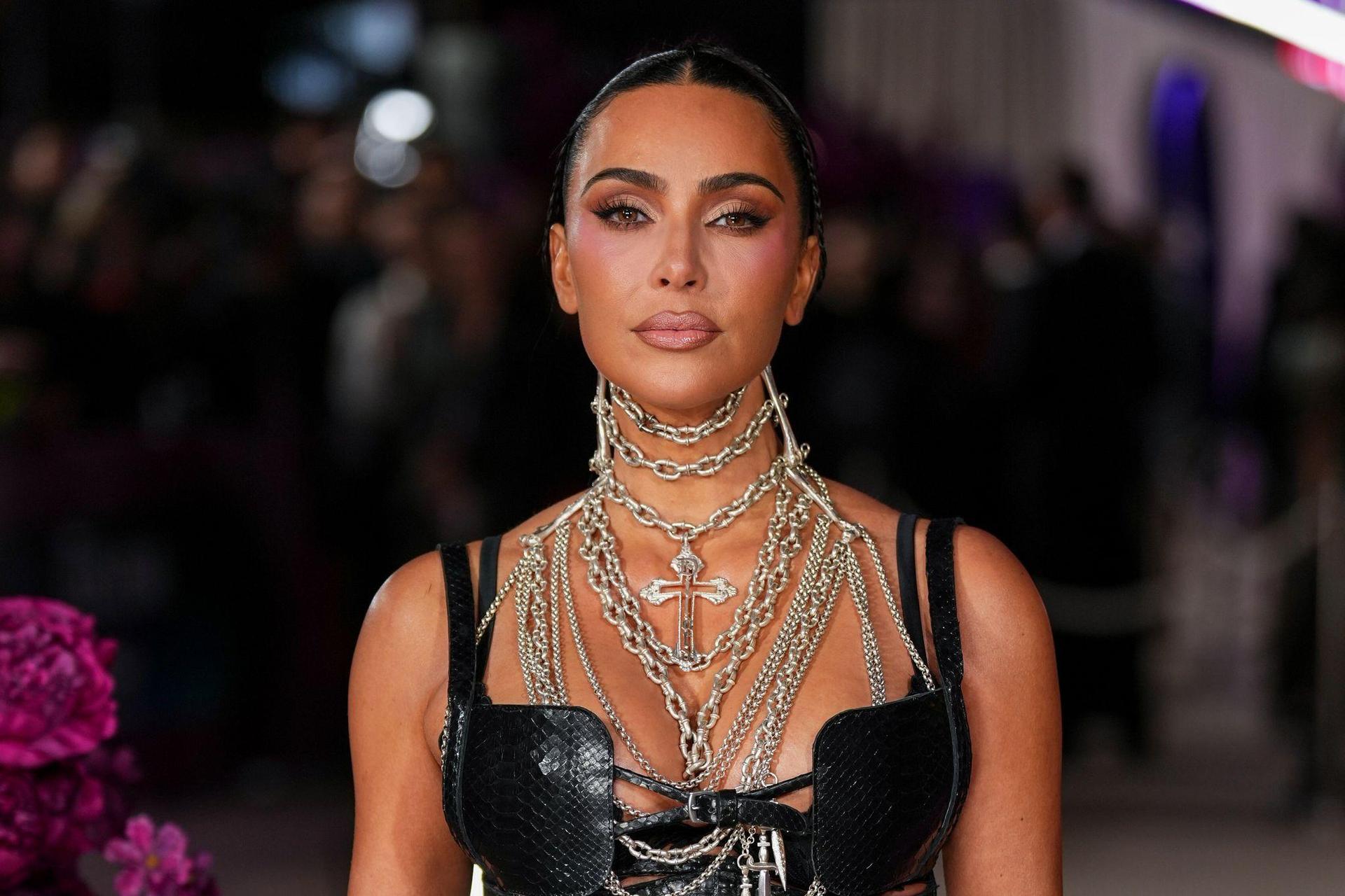 In der Serie „All's Fair“ spielt Kim Kardashian eine glamouröse Scheidungsanwältin. (Bild: Scott A Garfitt/Invision/dpa)
