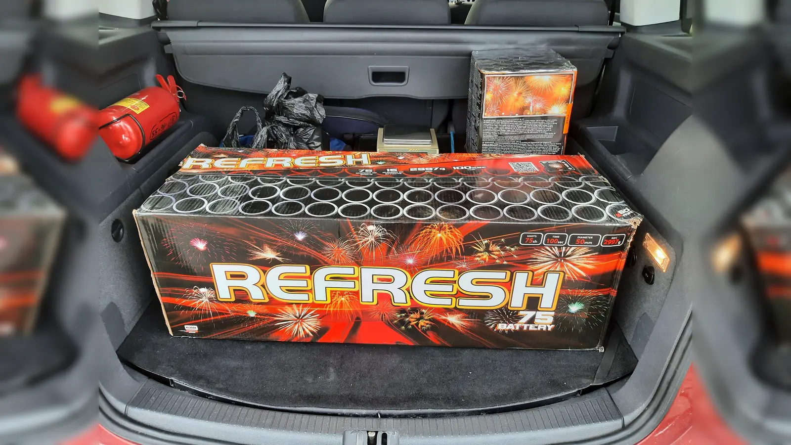 Zwei Deutsche und ein Italiener hatten versucht, diese Abschussbatterie mit 28 Kilogramm Gewicht bei Waldsassen einzuführen. (Bild: Bundespolizei)