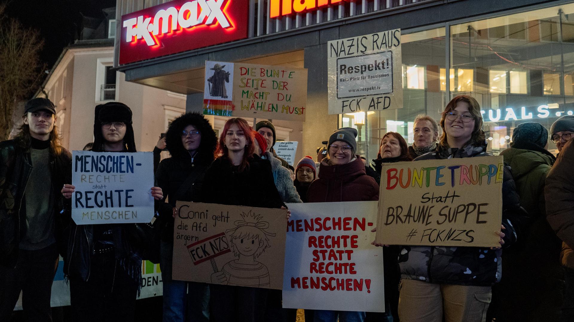 Bei der Demo gegen Rechts haben sich tausende Menschen zu einem Protestmarsch durch Weiden versammelt. (Bild: knz)