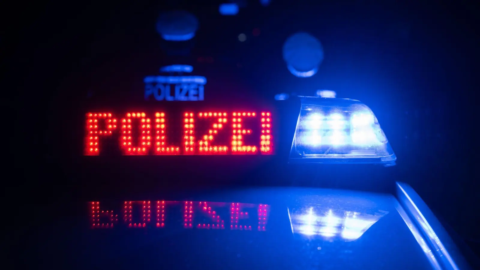 Wegen seiner unsicheren Fahrweise hält die Amberger Polizei am Samstag einen Autofahrer an. Es stellt sich heraus: Alkohol ist nicht sein einziges Problem.  (Bild: Marijan Murat/dpa)