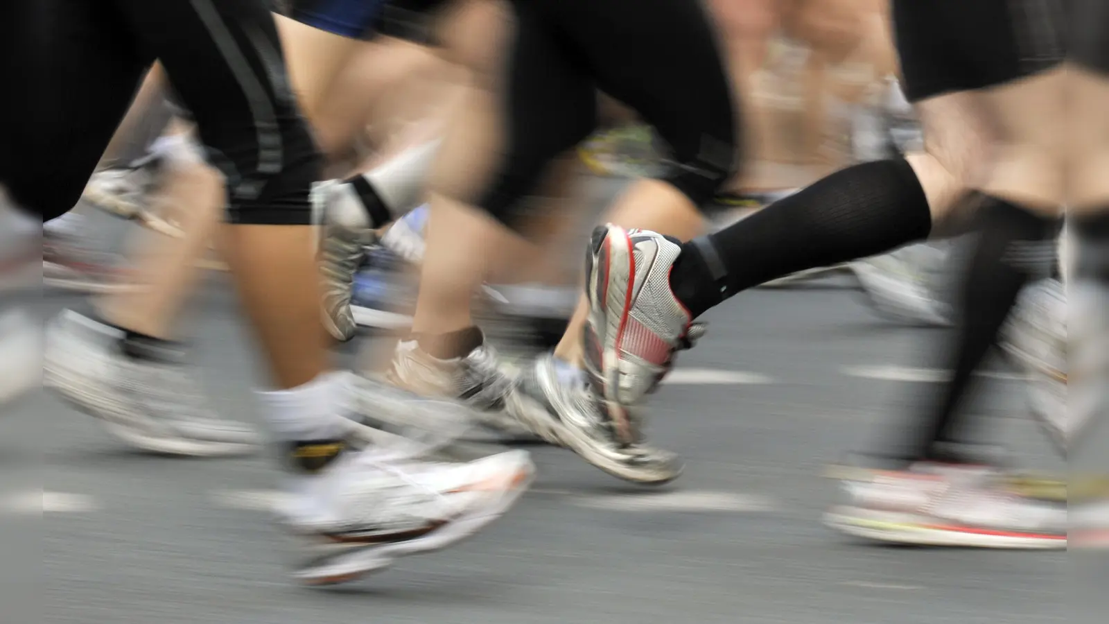 Am 23. September findet der House Run Weiden statt. Verkehrsteilnehmer müssen mit kurzzeitigen Einschränkungen rechnen. (Symbolbild: Boris Roessler, dpa)