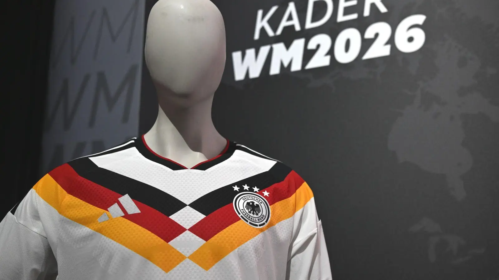 Das Heimtrikot der deutschen Nationalmannschaft ist bei vielen Händlern reduziert. (Archivbild: Federico Gambarini/dpa)