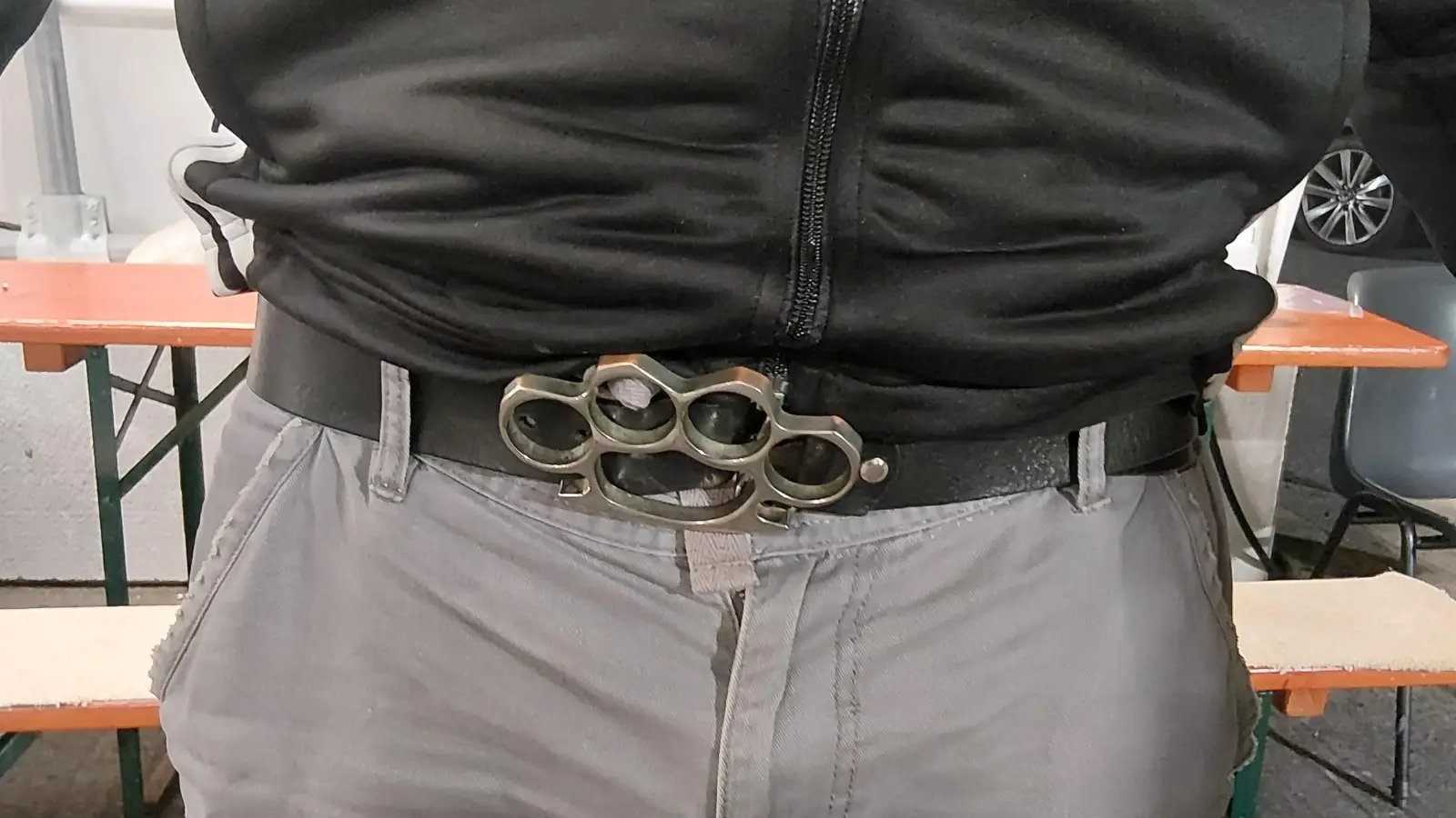 Ein 39-jähriger trug eine Gürtelschnalle, die aus einem Schlagring bestand und somit unter das Waffengesetz fällt. (Bild: Bundespolizei)