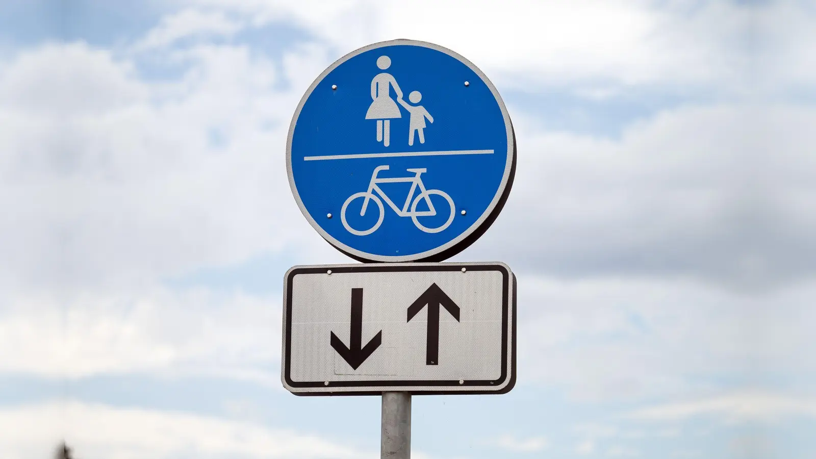 Die Stadt Windischeschenbach und der Freistaat Bayern planen einen 1.200 Meter langen Radweg, der vom Freibad Windischeschenbach bis zur Straße nach Scherreuth führen wird.  (Symbolbild: Soeren Stache/dpa/dpa-tmn)