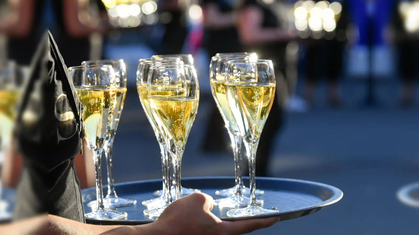 Vor mehr als drei Jahren vergifteten sich acht Menschen mit Ecstasy aus einer Champagnerflasche ohne es zu wissen – ein 52-Jähriger starb infolgedessen. Nun wird ein 45-Jähriger von der Staatsanwaltschaft Weiden angeklagt.  (Symbolbild: Jens Kalaene/dpa)