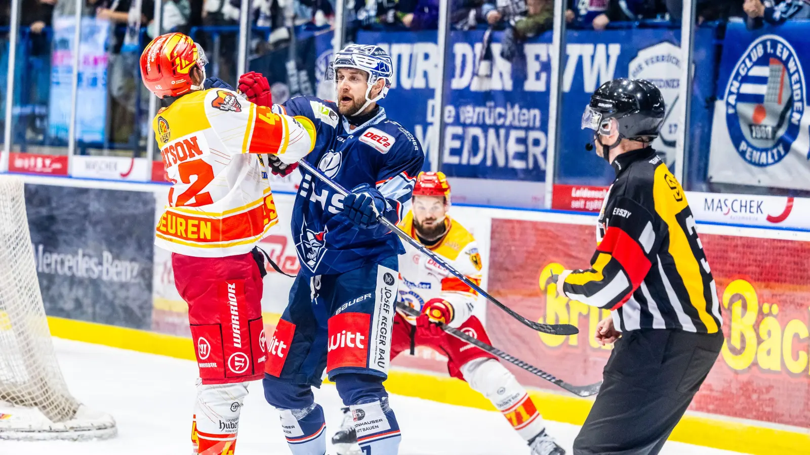 Ein hitziges Duell lieferten sich die Blue Devils Weiden und der ESV Kaufbeuren zum Auftakt der DEL2-Saison 2024/25. Ein Jahr später kommt es in Spiel eins erneut zum Duell Oberpfalz gegen Allgäu. (Bild: Tobias Neubert)