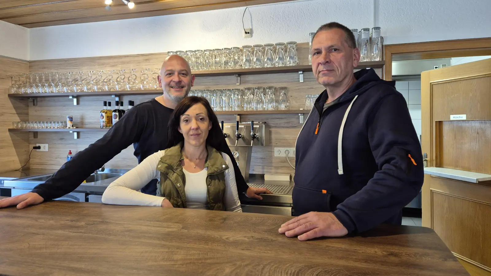 Bastian und Claudia Sollfrank übernehmen die Gaststätte der Schützengesellschaft Alpenrose. Darüber freut sich auch Schützenmeister Roland Bäumler (rechts). (Bild: Lowak)