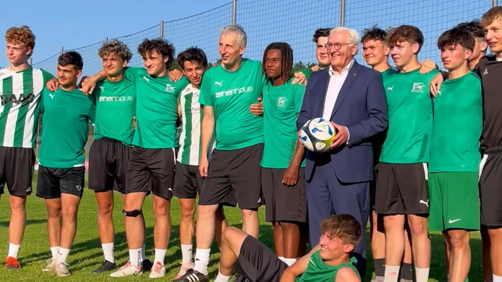 Bundespräsident Frank-Walter Steinmeier beim FC Weiden-Ost (Bild: knz)