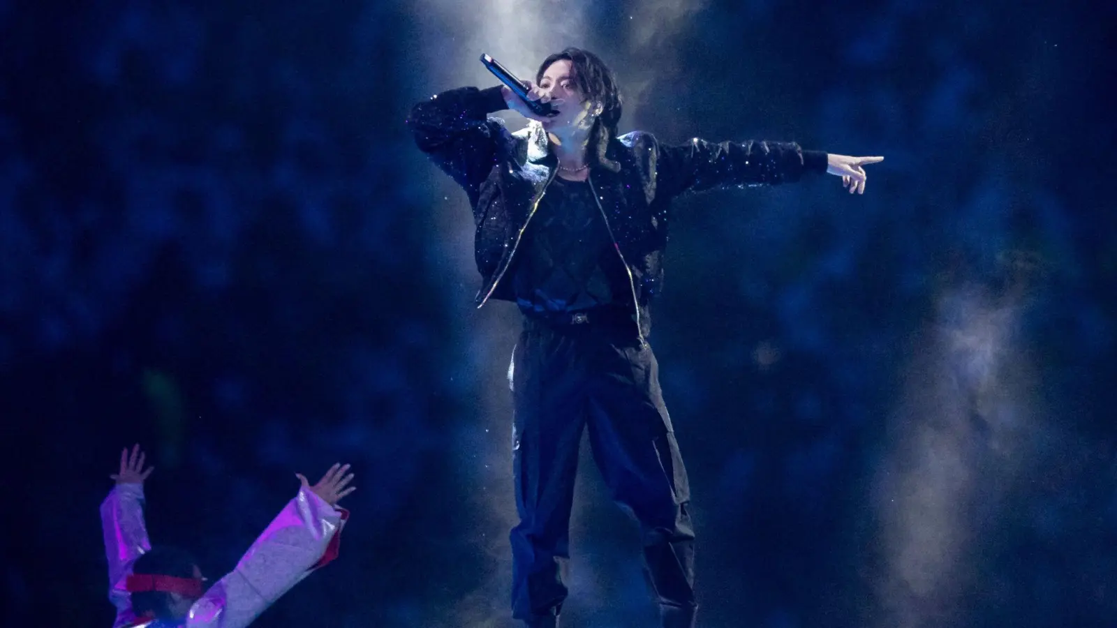 Der südkoreanische Superstar Jungkook während der Eröffnungsfeier zur Fußball-WM im Al-Bait Stadion in Katar im vergangenen November. (Bild: Tom Weller/dpa)