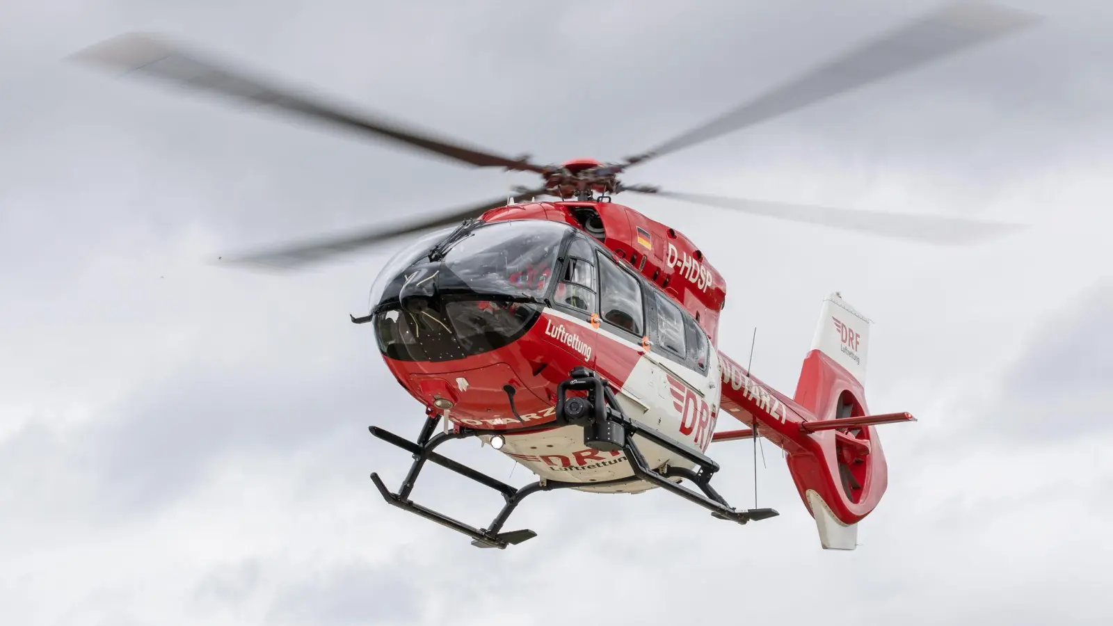 Das Kind ist zwar nicht lebensbedrohlich, aber dennoch schwerverletzt in ein Krankenhaus geflogen worden. (Symbolbild) (Bild: Daniel Karmann/dpa)