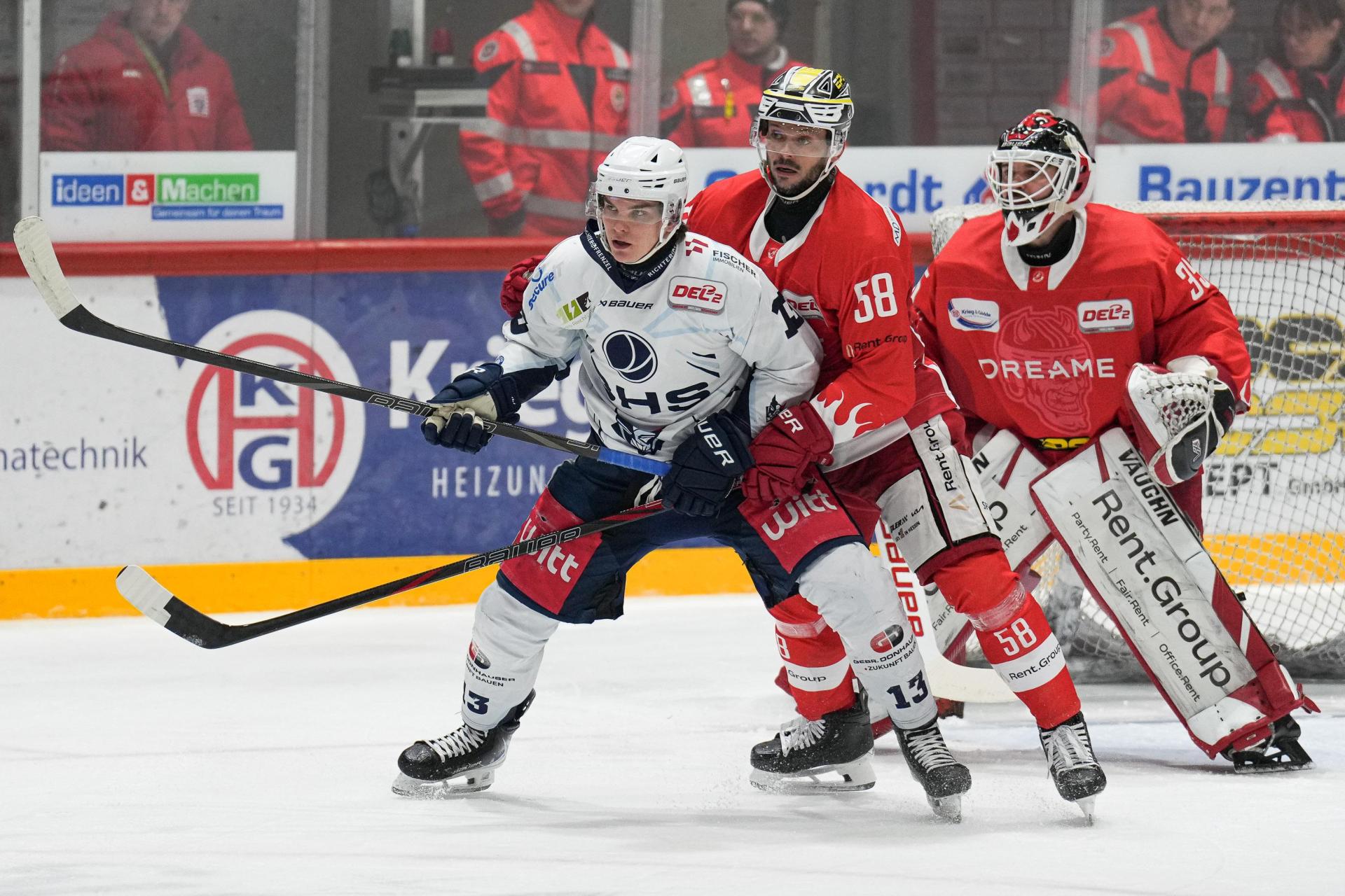 Für Constantin Vogt und die Blue Devils Weiden gab es am Sonntag kein Vorbeikommen am überragenden Nauheimer Goalie „Jerry” Kuhn (rechts). (Bild: A. Chuc)