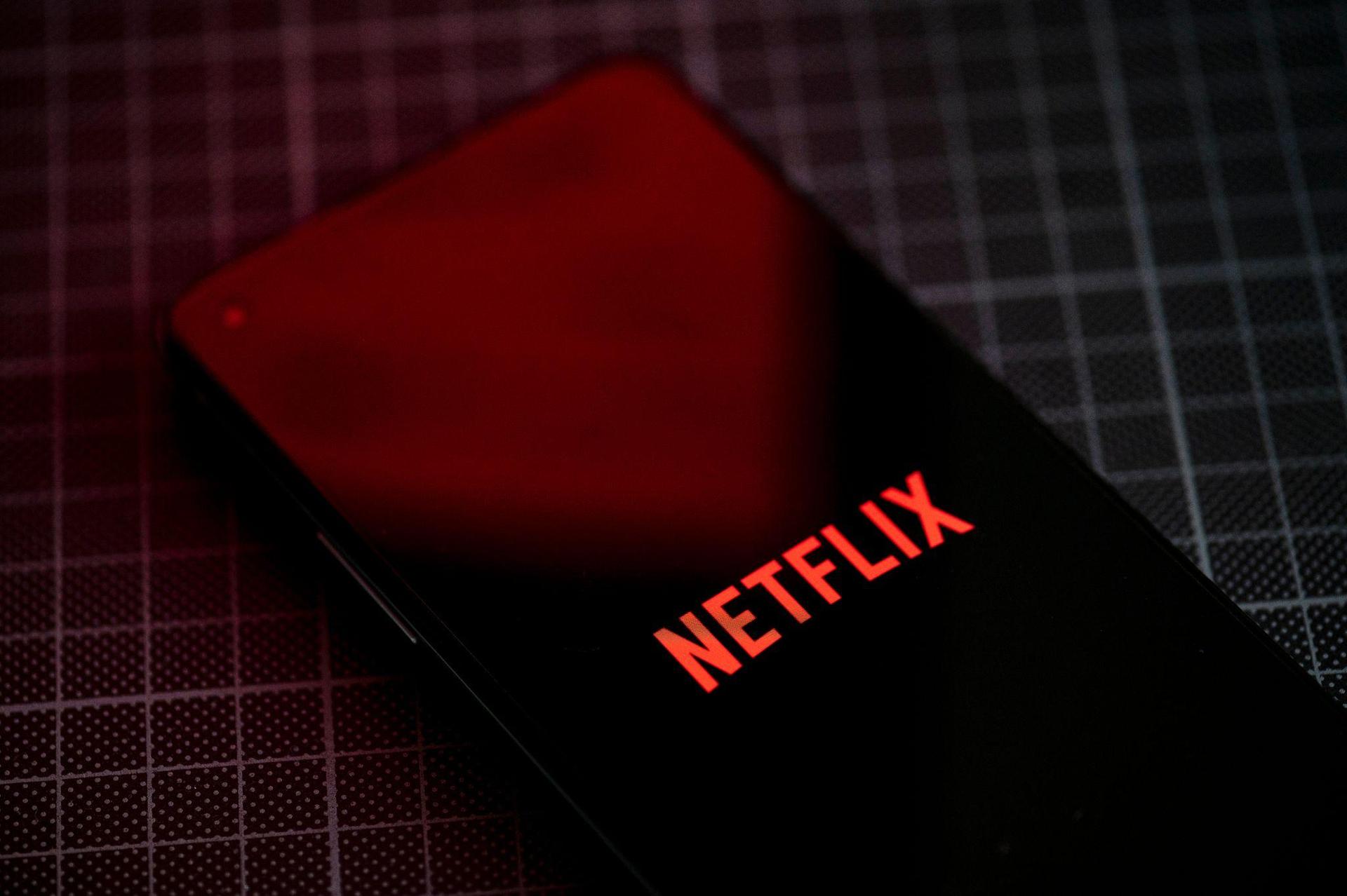 Nutzer der Netflix-App werden Clips im Hochformat zu sehen bekommen. (Archivbild) (Bild: Fabian Sommer/dpa)