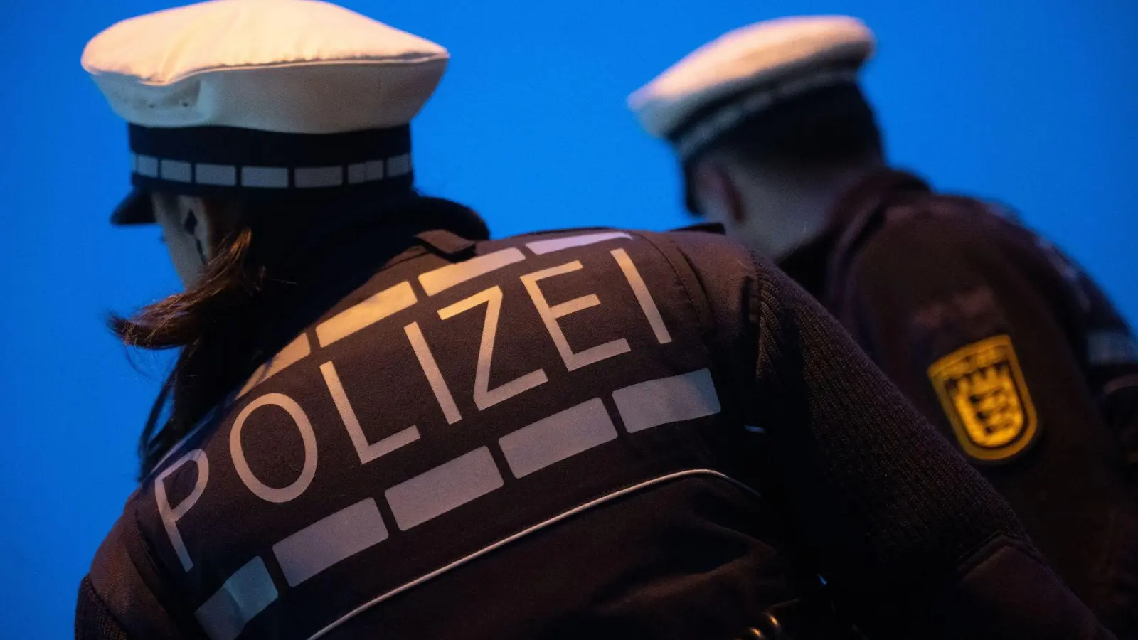 Bei einem handgreiflichen Streit vor einer Bar in Weiden schlugen Männer Frauen. Die Polizei musste eingreifen.  (Symbolbild: Marijan Murat/dpa/Symbolbild)