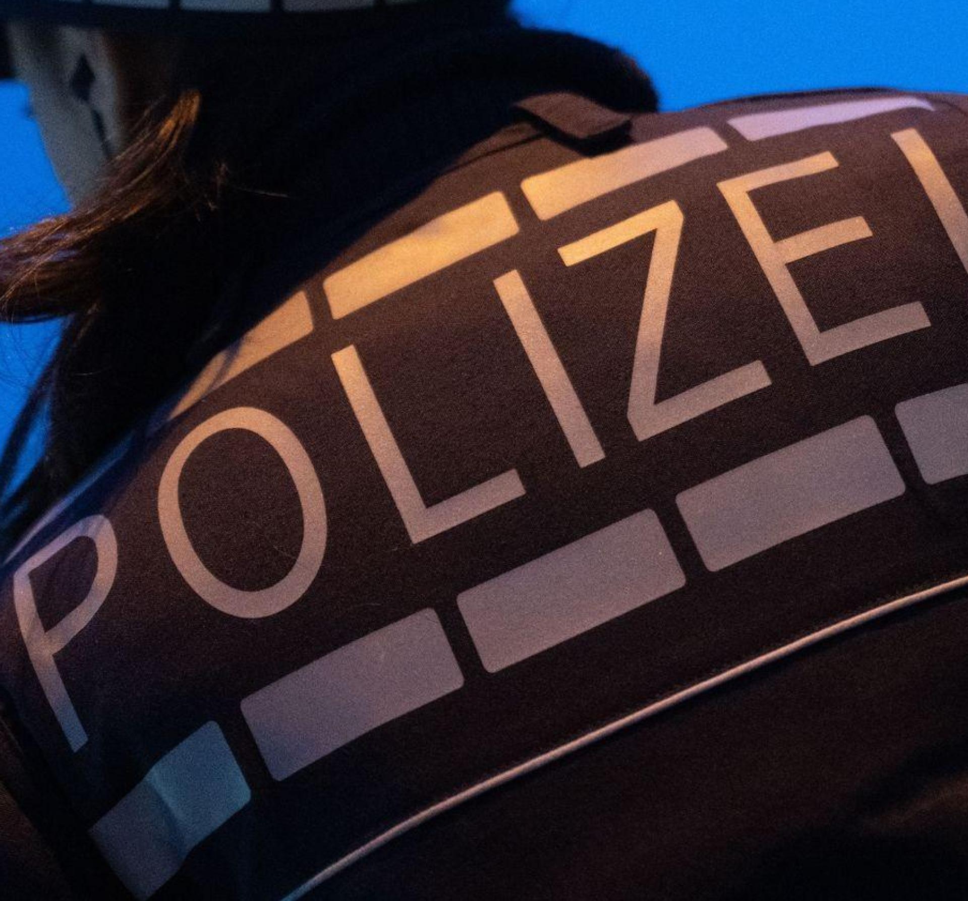 Weil ein frühmorgendlicher Streit in einer Weidener Tankstelle eskalierte, ermittelt nun die Polizei. (Symbolbild: Marijan Murat/dpa/Symbolbild)