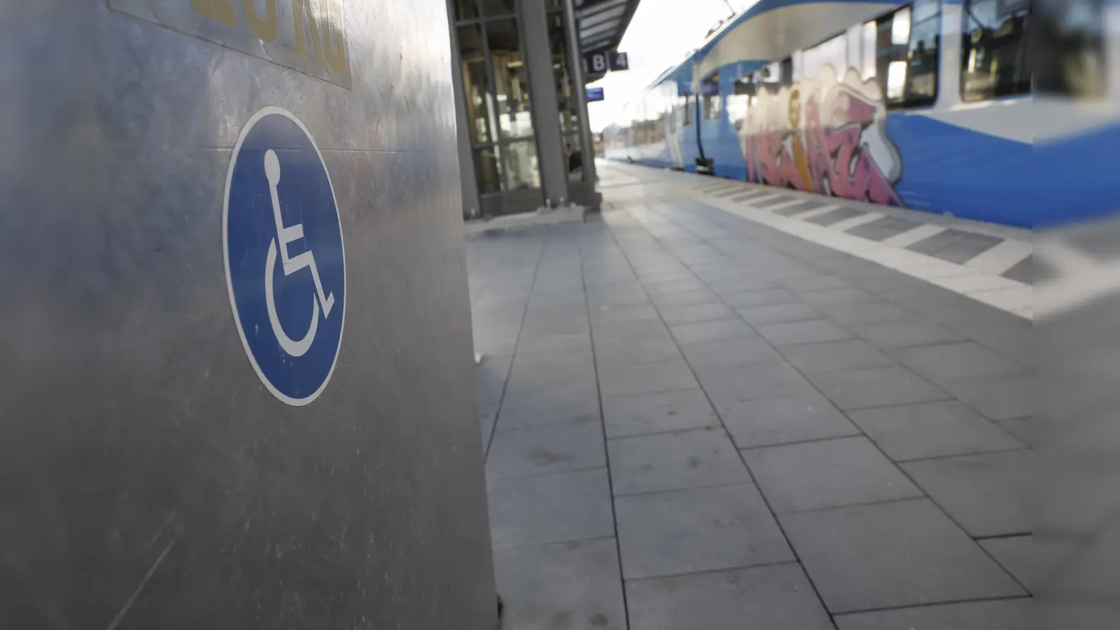 Bundespolizisten trafen am Hauptbahnhof Regensburg auf einen betrunkenen Rollstuhlfahrer.  (Symbolbild: Daniel Löb/dpa)