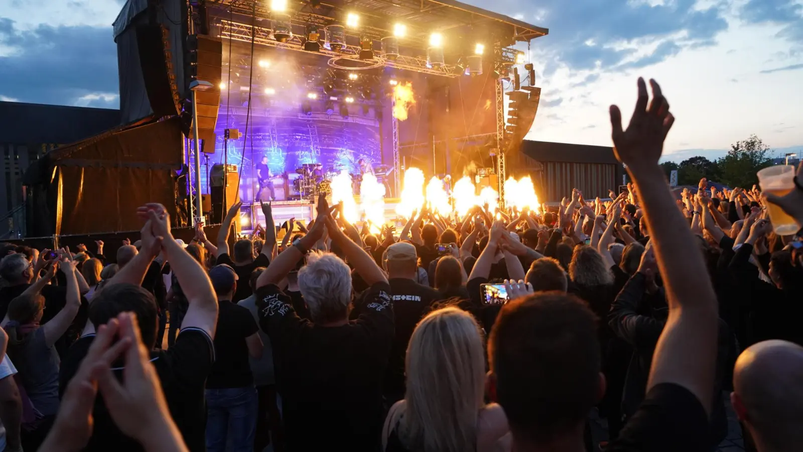 Die Rammstein-Coverband „Stahlzeit” heizt am dritten Tag des Campus Open Air dem Publikum ordentlich ein. (Bild: scm)