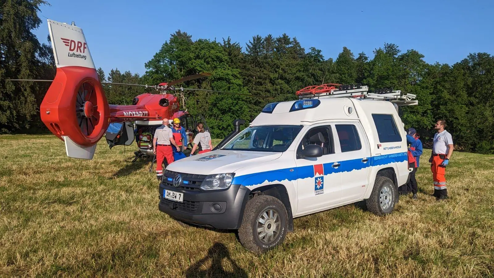 Ein Mann verletzt sich bei Waldarbeiten nahe Hohenkemnath. Die Bergwacht bringt den 53-Jährigen aus dem unwegsamen Gelände, ein Rettungshubschrauber fliegt ihn in ein Krankenhaus. (Bild: Bergwacht Amberg/exb)