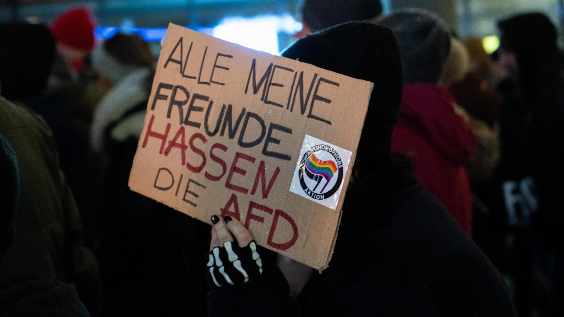 Bei der Demo gegen Rechts haben sich tausende Menschen zu einem Protestmarsch durch Weiden versammelt. (Bild: knz)