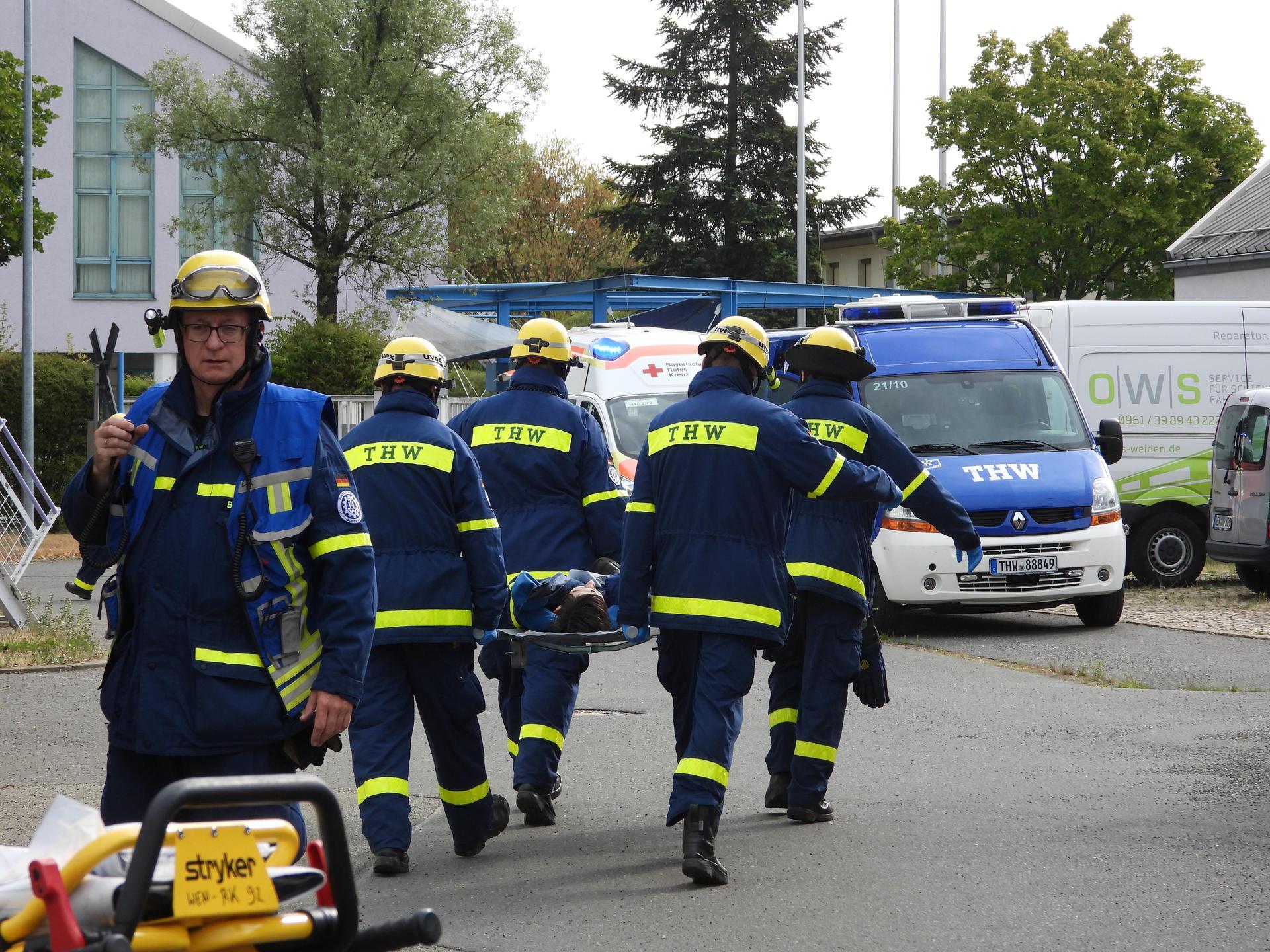 Insgesamt fünf Verletzte müssen nach einem fiktiven Zugunglück auf dem OWS-Gelände aus einem Triebfahrzeug gerettet werden. (Bild: Richard Meiler/exb)
