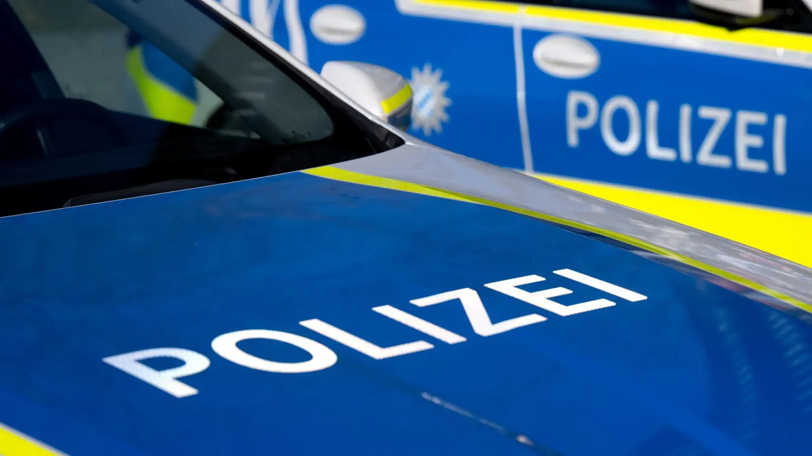 Ein unbekannter Fahrer beschädigt Bahnschranke bei Weiherhammer und flüchtet. Die Polizei bittet um Zeugenhinweise. (Symbolbild: Sven Hoppe/dpa)