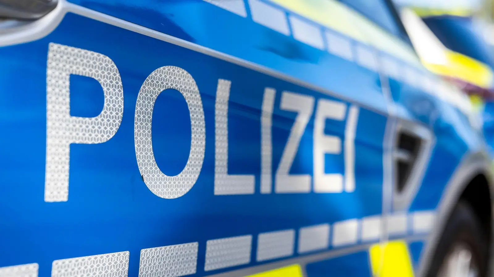 Unbekannte Täter haben in der Weidener Innenstadt einen Werbeaufsteller beschädigt. Die Polizei sucht Zeugen. (Symbolbild: David Inderlied/dpa)