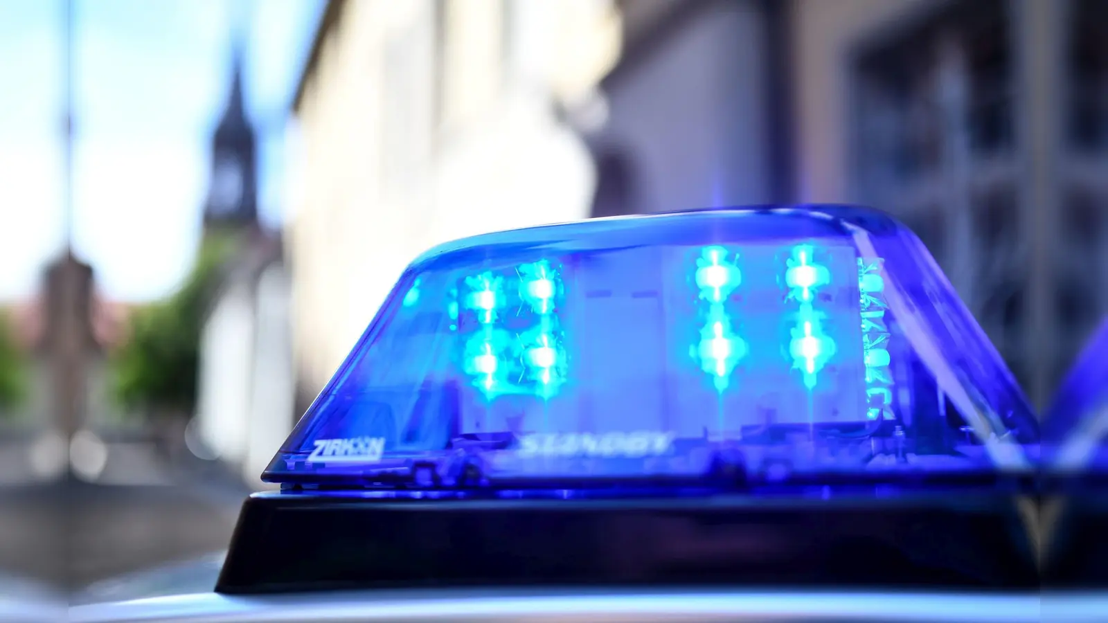 Ein Motorradfahrer stürzt bei einem Überholvorgang in der Nähe von Mantel. (Symbolbild: Patrick Seeger/dpa)