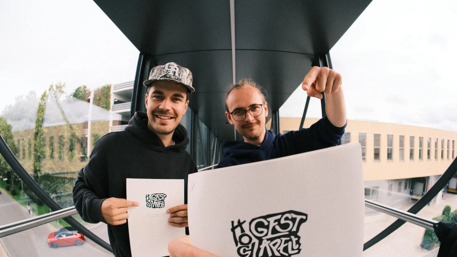 Sebastian Rathgeber (rechts) und Constantin Moecke drehen den Kurzfilm „Hoch gestapelt”.  (Bild: Sebastian Rathgeber)