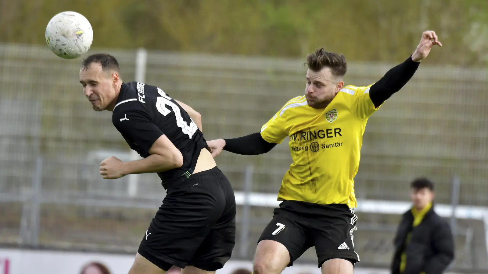 Tobias Götz (links) und seine Teamkollegen vom FC Amberg testen am Samstag gegen die DJK Gebenbach. (Archivbild: Hubert Ziegler)