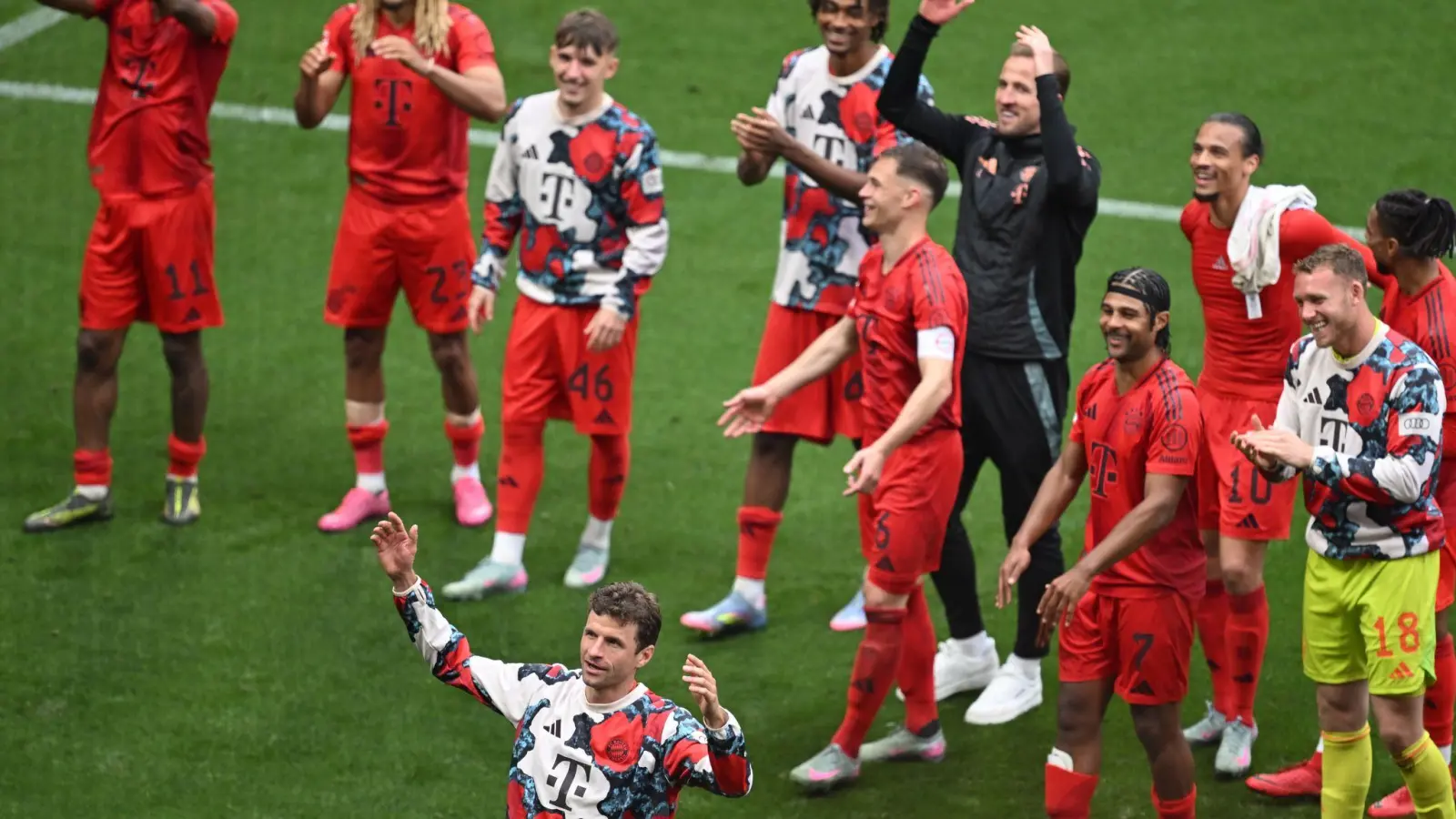 In Leipzig feierten die Bayern-Spieler noch verhalten. (Bild: Hendrik Schmidt/dpa)