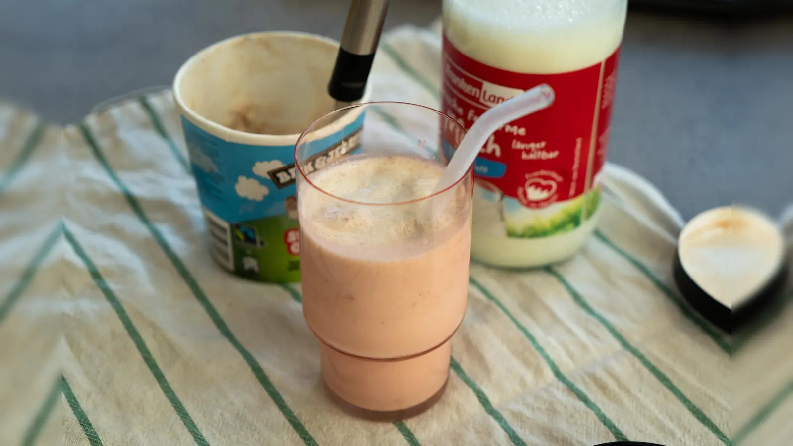 Mmh, Erdbeer-Milchshake. Und das selbstgemacht (Bild: knz)