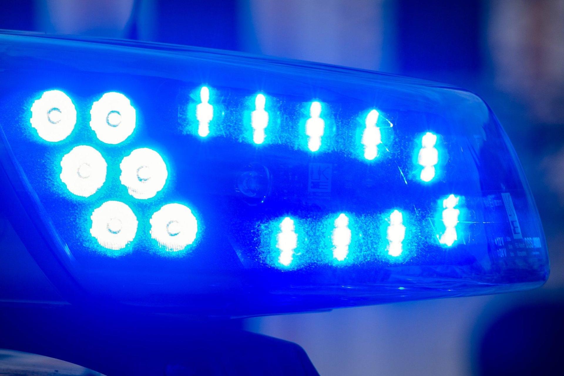 Eine Polizeistreife hatte den 32-Jährigen dabei beobachtet, wie er in der Anfahrtszone für die Feuerwehr parkte. (Symbolbild: Klaus-Dietmar Gabbert/dpa)