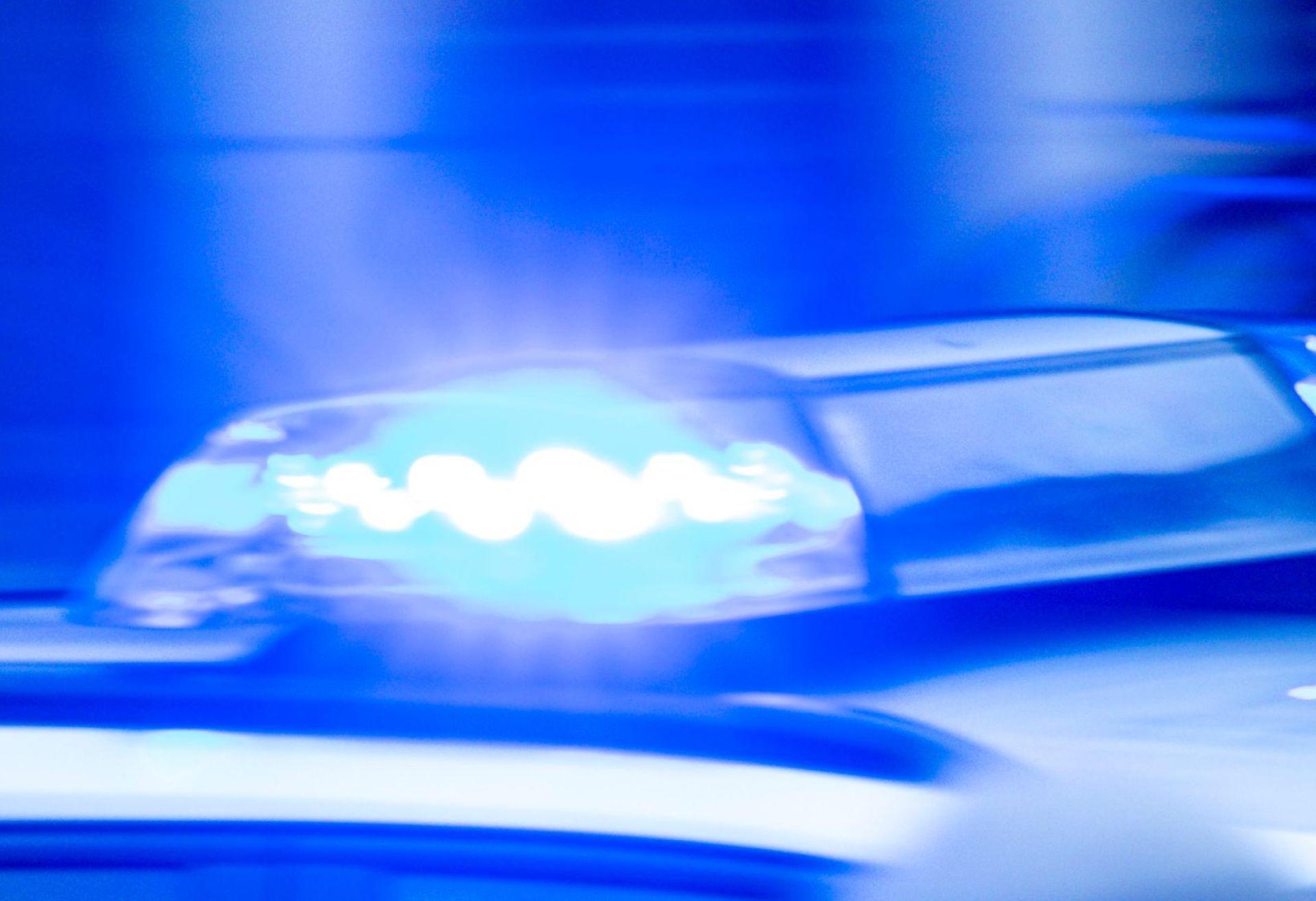Eine Verfolgungsfahrt endet auf dem Feldweg - ein 18-Jähriger wird festgenommen. (Symbolbild: Jens Büttner/dpa)