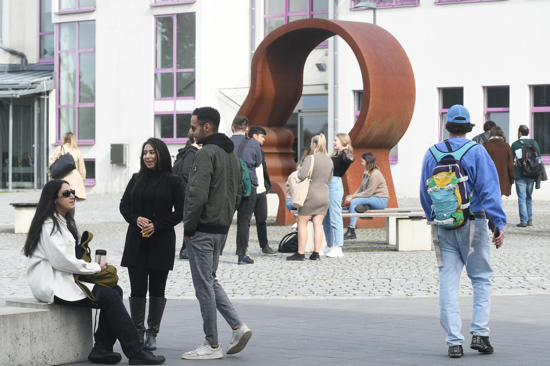 500 Studierende aus 90 Nationen versammelten sich in Weiden zur Feier der internationalen Vielfalt an der OTH. (Bild: Archiv/Gabi Schönberger)