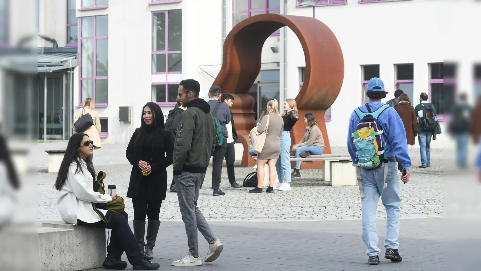 Die Bauarbeiten an der OTH Weiden schreiten voran. Doch wegen des Baulärms werden nun Räume zum Ausweichen benötigt.  (Archivbild: Gabi Schönberger)