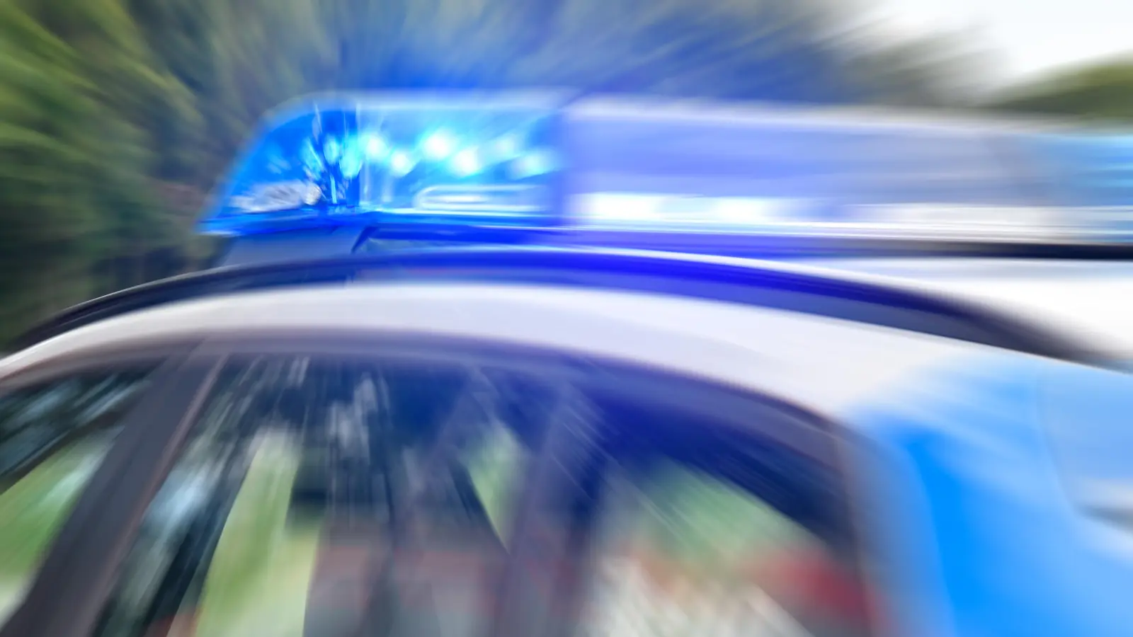 Die beiden vermummten Männer konnten vom Tatort fliehen.  (Symbolbild: Petra Hartl)