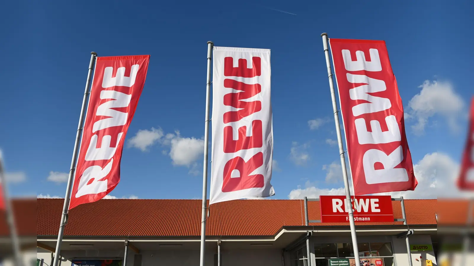 Kommendes Jahr eröffnet ein neuer Rewe-Markt in Weiden-West. (Symbolbild: Uwe Zucchi/dpa)