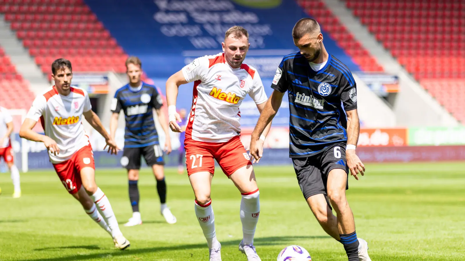 Lucas Hermes (Zweiter von rechts, in einem Spiel der vergangenen Zweitligasaison) traf gegen Schweinfurt zum 3:0. (Archivbild: Sascha Janne)