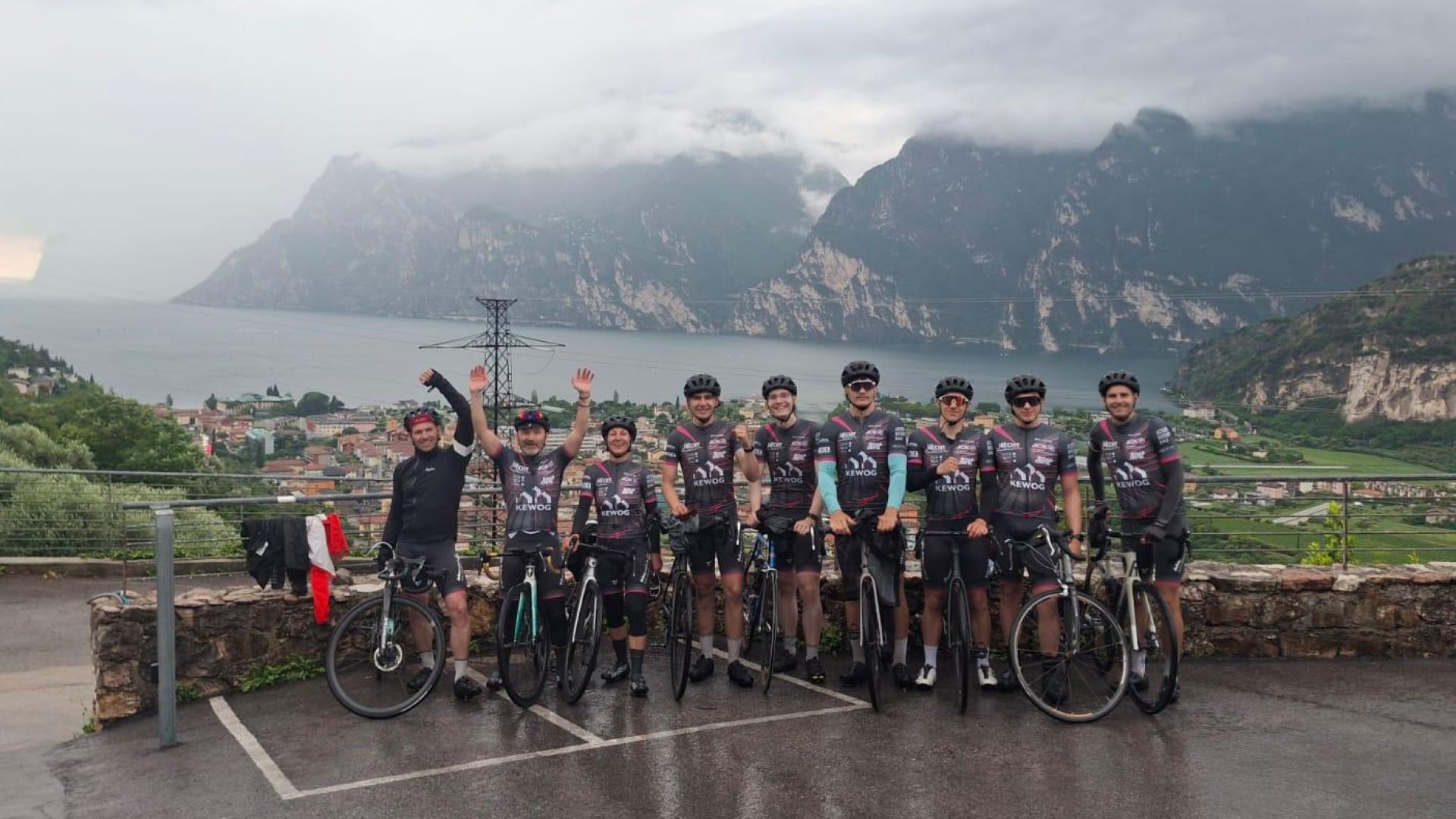 Nach hunderten Kilometern und kräftezehrenden Etappen erreicht das „Road2Riva”-Team sein Ziel Riva del Garda in Italien.  (Bild: Fiona Müllner)