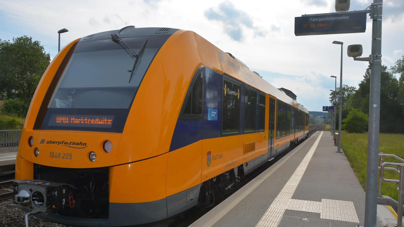 Die Bahnstrecke zwischen Marktredwitz und Schwandorf ist ab Montag, 17. August, für eine Woche gesperrt. Ersatzbusse werden eingesetzt. (Archivbild: wüw)