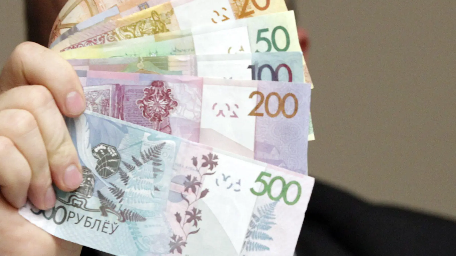 Mit belarussischen Rubel haben Unbekannte einen Amberger um 350 Euro betrogen. (Symbolbild: Tatyana Zenkovich/dap)