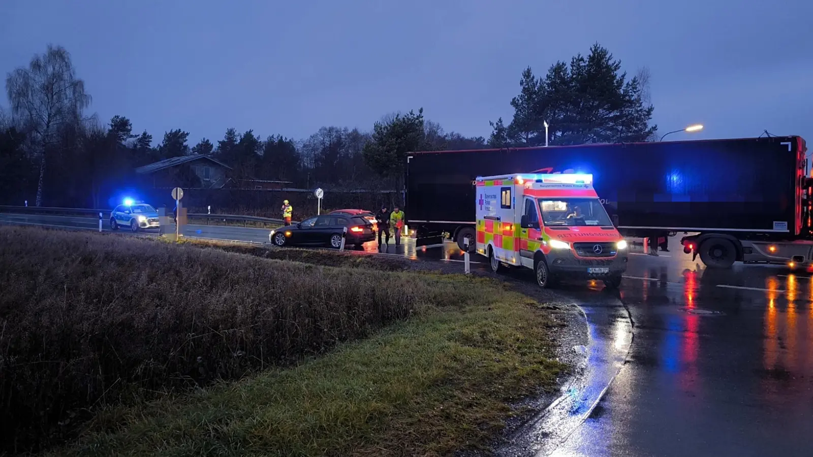 Zwei Unfälle und ein Brandalarm sorgen am Montagmorgen für erhebliche Verkehrsbehinderungen auf der Kreisstraße bei Hütten.  (Bild: Masching)