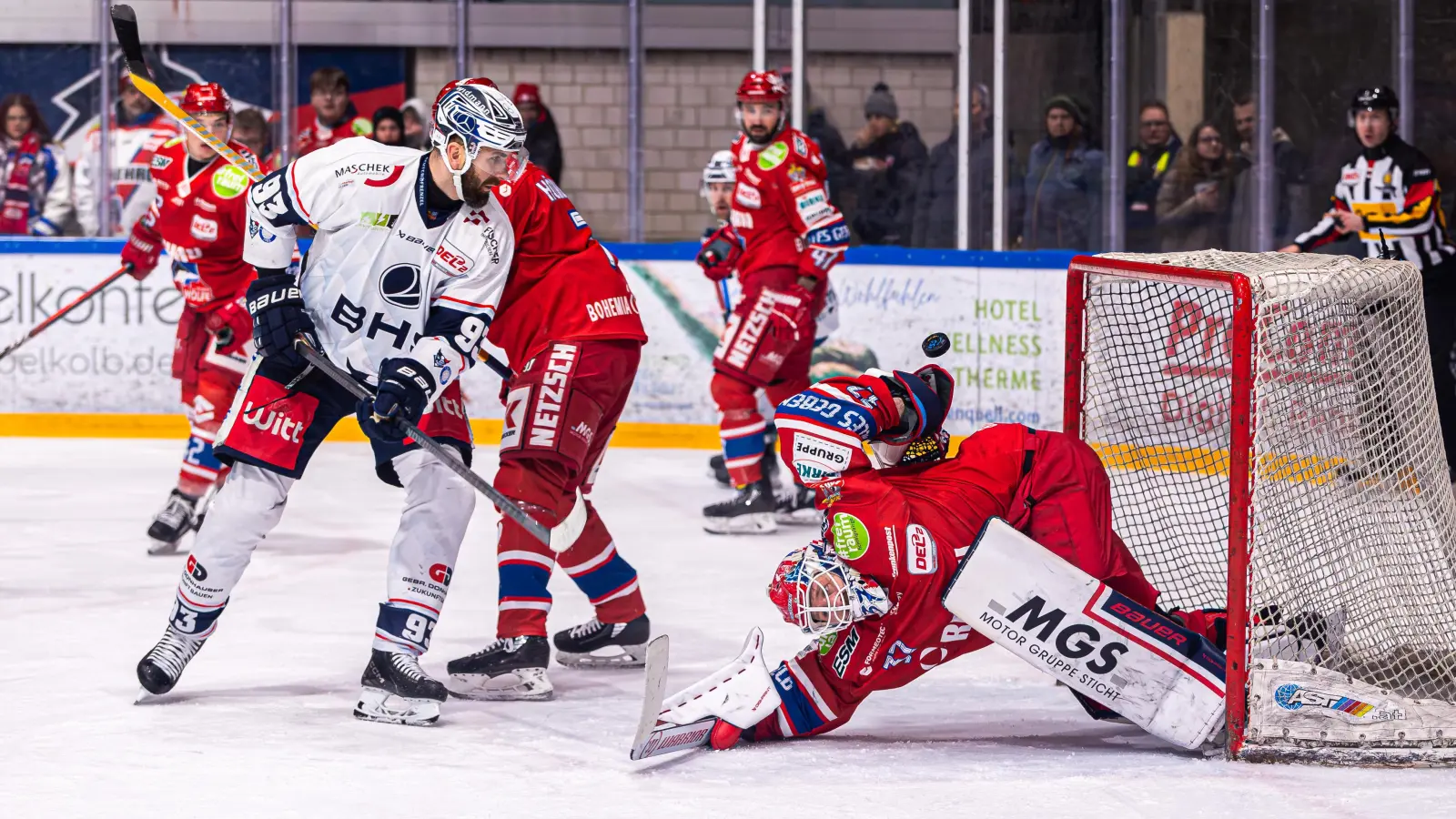 Das Derby Blue Devils gegen die Selber Wölfe wird es in der kommenden Saison nicht geben: Dennoch gibt es jetzt einen kleinen Schlagabtausch zwischen beiden Teams. (Archivbild: Werner Moller)